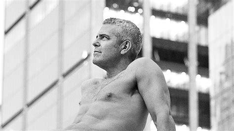 Andy Cohen Poses Nude In NYC For Skin Cancer Awareness。